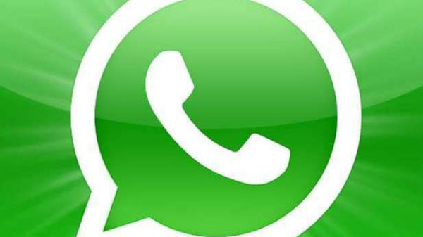 Immagine che mostra il logo dii WhatsApp in primo piano