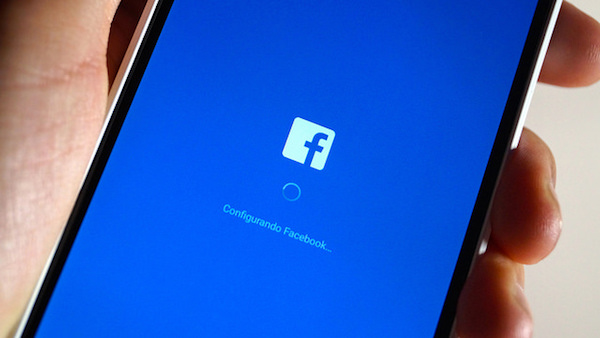 Foto che mostra l'app Facebook su smartphone Android