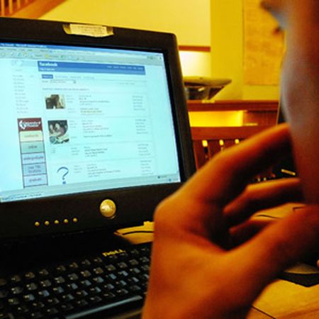 Ecco perché tutti vogliono spiare i personaggi famosi su Facebook