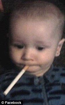 Facebook: bimbo di 6 mesi con una sigaretta