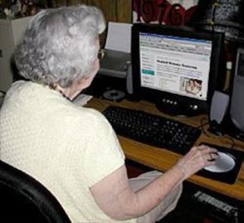 Anziana al Computer