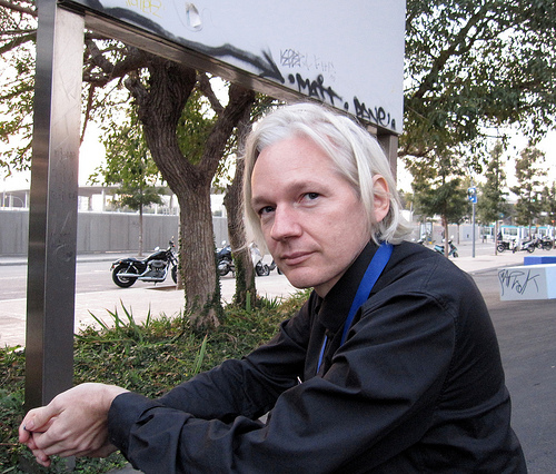 Julian Assange di WikiLeaks ricercato dall'Interpol