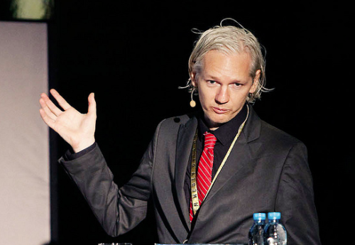 Julian Assange sta scrivendo la sua autobiografia