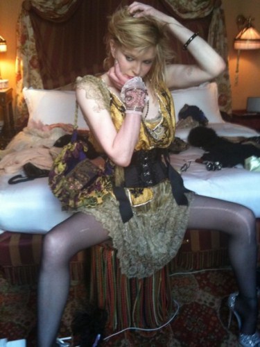 Courtney Love in burlesque su Twitter