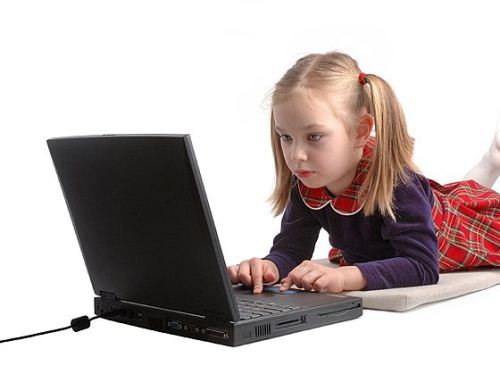 Bambina al computer