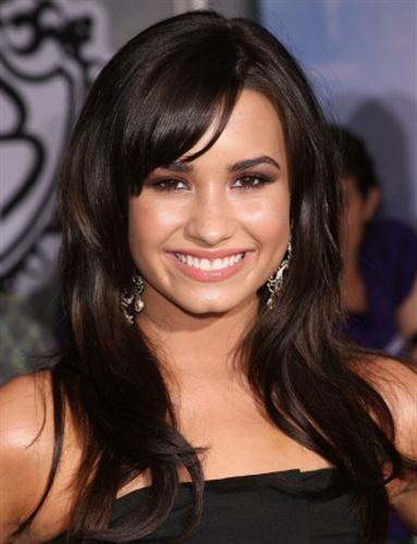 Demi Lovato supera Miley Cyrus