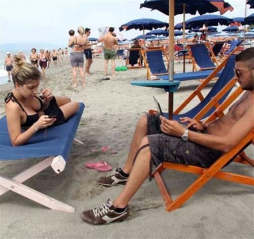 In spiaggia con Facebook