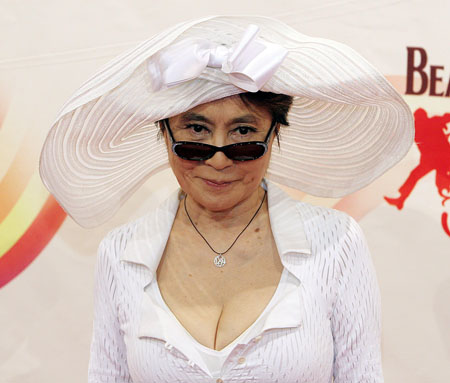 Yoko Ono è la regina del follow back su Twitter