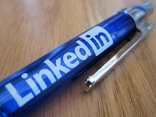 Da Facebook a LinkedIn, il “Mi Piace” si chiama “Follow Company” adesso