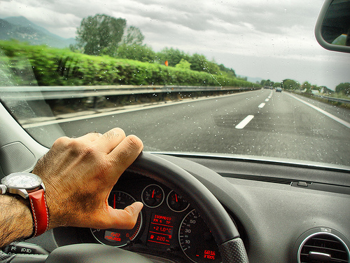 Twittare al volante è più pericoloso che guidare ubriachi