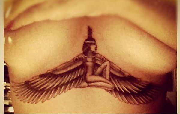 Rihanna mostra il suo nuovo tatuaggio su Twitter