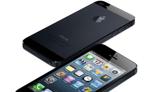 Tim Cook regala un iPhone 5 a Mark Zuckerberg