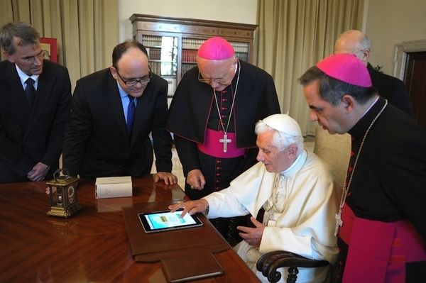 Papa Benedetto XVI su Twitter con l'account @pontifex