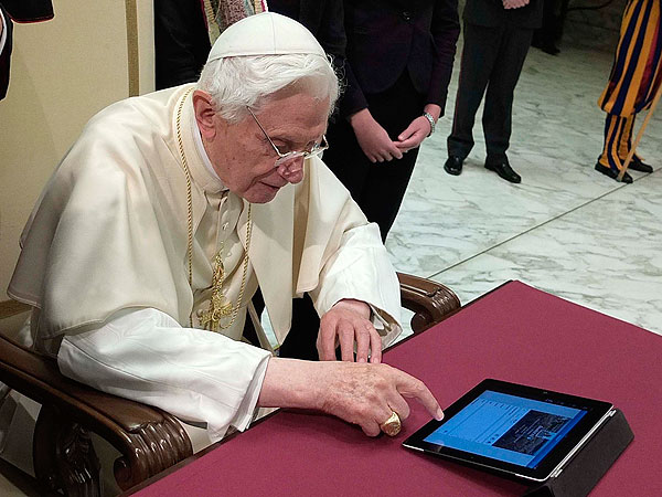 Papa Benedetto XVI: cancellati i messaggi inviati su Twitter