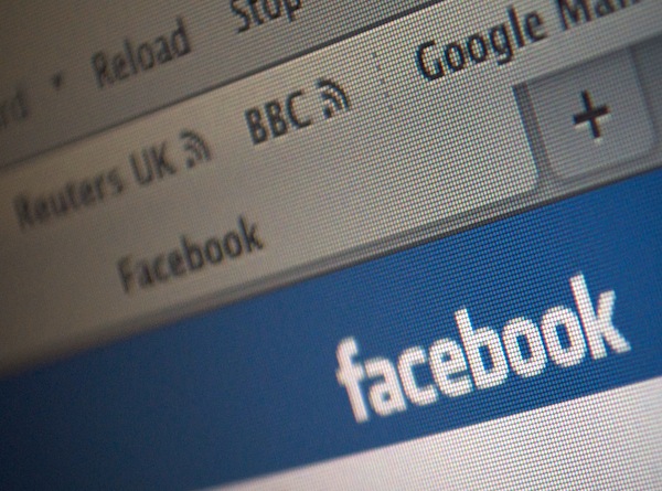 Foto del logo di Facebook presente nella barra blu del social network