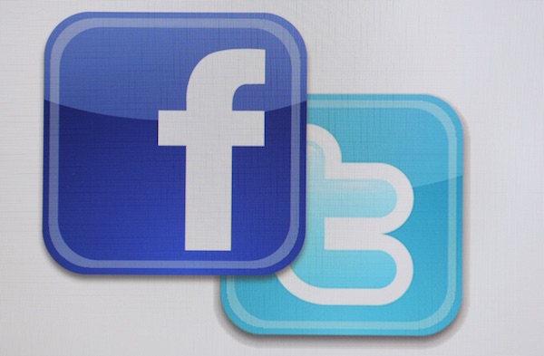 Immagine che mostra il logo di Facebook e quello di Twitter