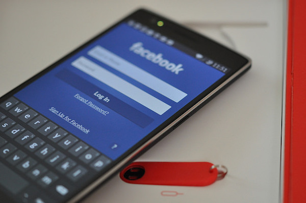 Foto di uno smartphone Android con l'app Facebook