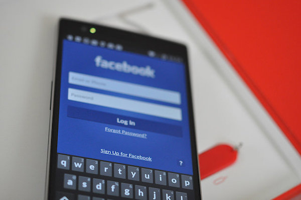 Foto di uno smartphone Android con in esecuzione l'app Facebook