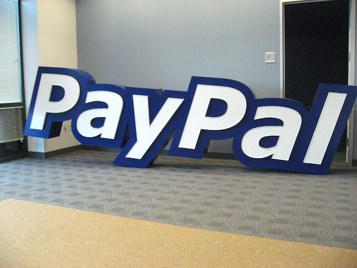 Facebook, Messenger ora supporta PayPal