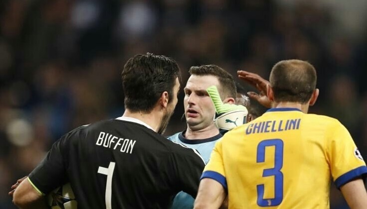 Polemica tra l'arbitro Oliver e Buffon sui social: nuova bufala Facebook?